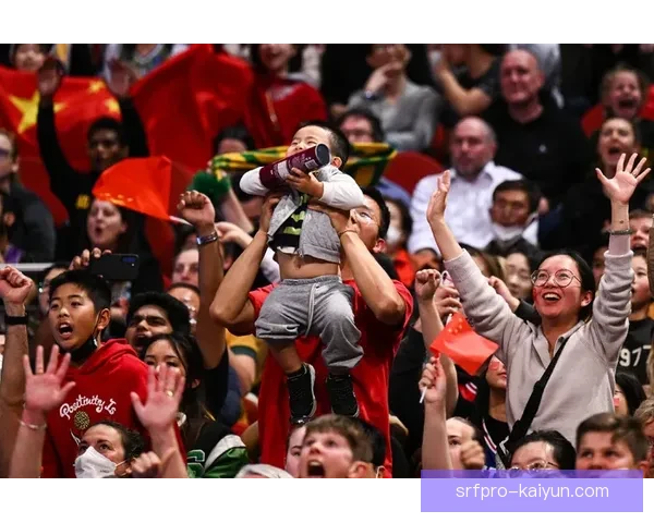 越南队在河内激发热情氛围，球迷齐聚展现强烈支持。